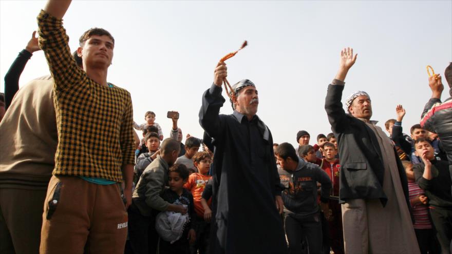 Civiles iraquíes celebran liberación de Ramadi, capital de Al-Anbar.