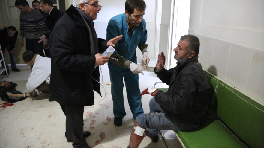 Un hombre herido en un ataque terrorista recibe tratamiento médico en un hospital en la ciudad de Qamishli, en el norte de Siria.