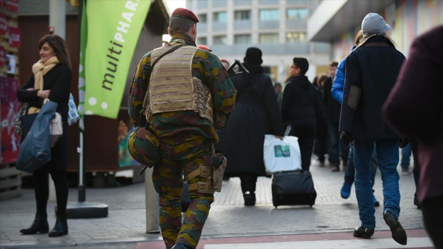 Un soldado de patrulla en Bruselas, capital de Bélgica, vela por la seguridad de las fiestas del Año Nuevo, 31 de diciembre de 2015.