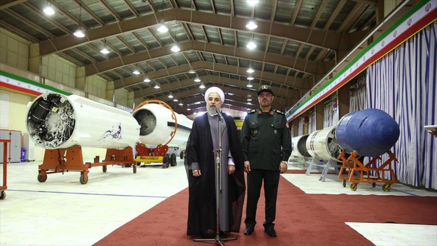 El presidente iraní, Hasan Rohani (izquierda), ofrece un discurso al lado del ministro de Defensa, el general de brigada Husein Dehqan, en el Día Nacional de la Industria Defensiva, 22 de agosto de 2015.