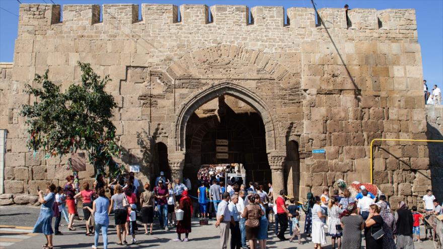 Turistas visitan la fortaleza de Naryn-Kala, en la ciudad de Derbent, en el sur de la República de Daguestán, Rusia. 19 de septiembre de 2015.