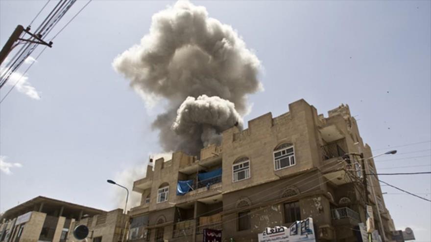 Un edificio residencial tras ser alcanzado por un ataque aéreo de aviones saudíes en Saná (Yemen).