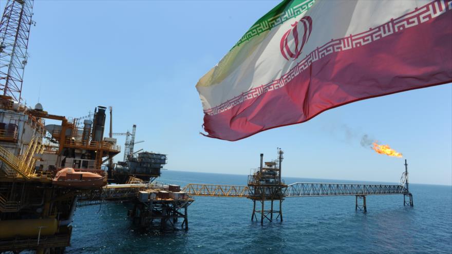 Irán y Rusia firman un acuerdo para construir plataformas petrolíferas en el Golfo Pérsico.