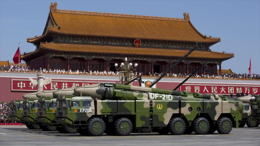 Vehículos militares chinos portan misiles balísticos DF-21D durante un desfile militar en la plaza de Tiananmen en Pekín, 3 de septiembre de 2015.