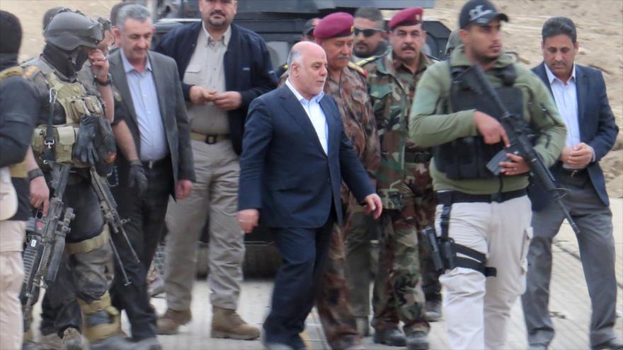 El primer ministro iraquí, Hidar al-Abadi entra en la ciudad liberada de Daesh, Ramadi, 29 de diciembre de 2015. 