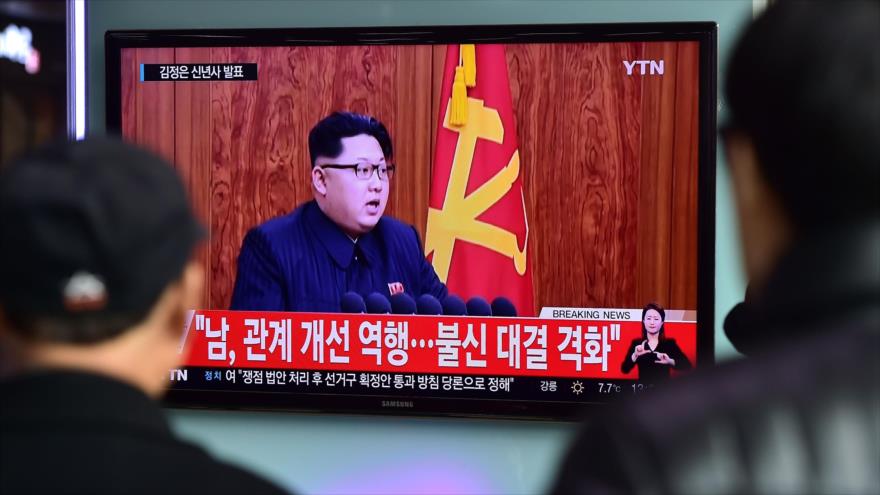 El líder de Corea del Norte, Kim Jong-un, ofrece un discurso transmitido en vivo con la ocasión del Año Nuevo 2016, 1 de enero de 2016.