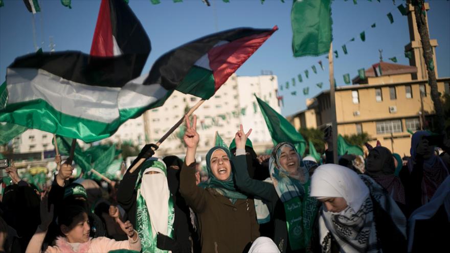 Palestinos marchan en la ciudad de Gaza en apoyo al Movimiento de Resistencia Islámica Palestina (HAMAS), 6 de diciembre de 2015. 