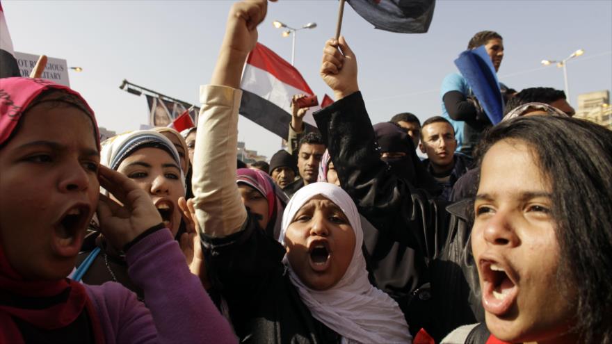 Manifestantes egipcios protestan contra el exdictador Hosni Mubarak en la Plaza Tahrir, en el centro de El Cairo, capital, julio de 2013.
