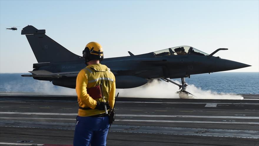 Un caza francés tipo Mirage-2000 antes de despegar del portaaviones Charles de Gaulle para atacar posiciones terroristas en Siria.