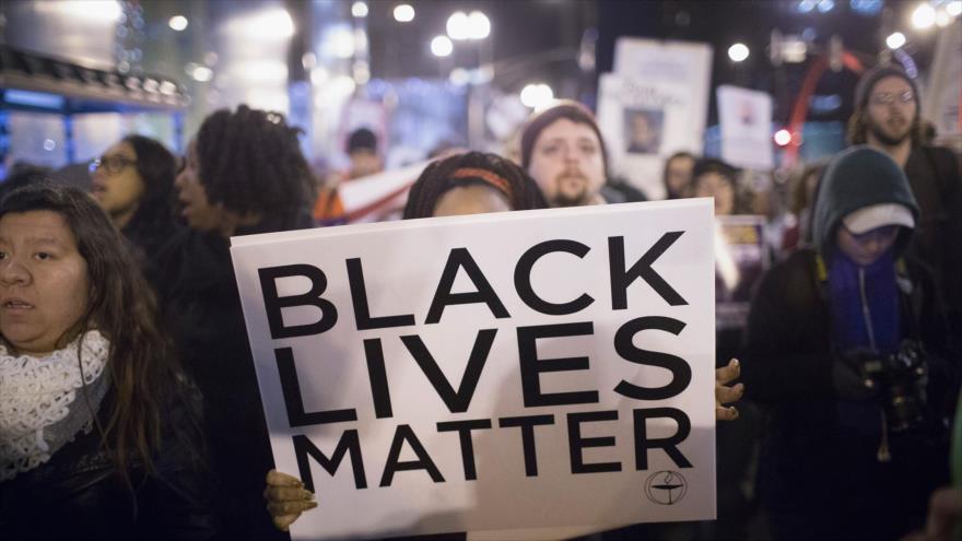 Estadounidenses protestan por la brutalidad policial contra los afroamericanos con el lema "Las vidas de los negros importan".