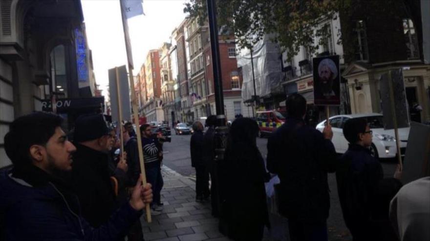 Activistas británicos protestan ante la embajada saudí en Londres contra la sentencia de muerte impuesta contra el prominente clérigo chií el sheij Nimr Baqer al-Nimr, en Arabia Saudí, 28 de octubre de 2015.
