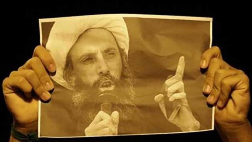 Un manifestante porta la foto del ejecutado clérigo chií el sheij Nimr Baqer al-Nimr.