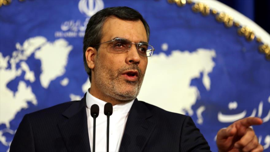 El portavoz de la Cancillería iraní, Husein Yaber Ansari, durante una rueda de prensa en Teherán, capital iraní, 14 de diciembre de 2015.