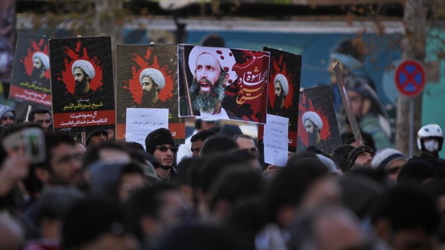 Congregación de los iraníes en la Plaza de Palestina en Teherán, capital de Irán, en condena de la ejecución del sheij Nimr Baqer al-Nimr, el 3 de enero de 2016.