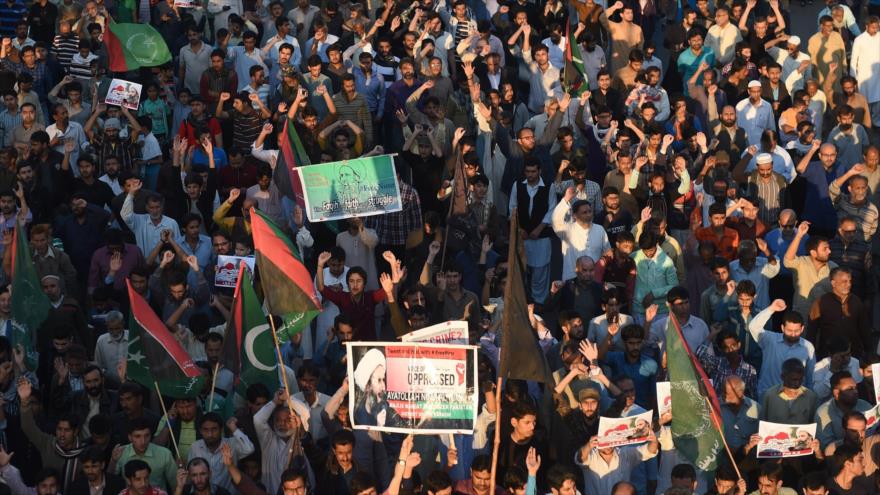 Miles de paquistaníes han salido a calles en diversas ciudades en protesta contra la ejecución del destacado clérigo chií, el sheij Nimr Baqer al-Nimr, por el régimen de Al Saud, 03 de enero de 2016.