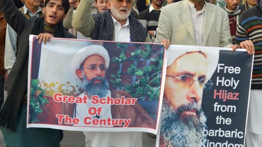 Los manifestantes paquistaníes portan las pancartas con las fotos del sheij Nimr Baqer al-Nimr, repudiando su ejecución por parte de Arabia Saudí, el 3 de enero de 2016.