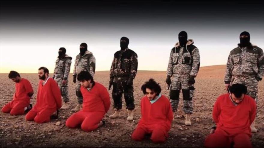 Imagen captada de un video difundido por el grupo terrorista EIIL (Daesh, en árabe), que muestra supuestamente la ejecución de cinco personas acusadas de espionaje para el Reino Unido.