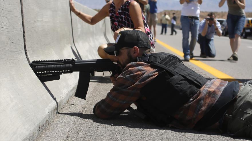 Un miliciano estadounidense apunta su rifle de guerra durante una disputa con las autoridades federales de Nevada por la confiscación de ganados de un ranchero.