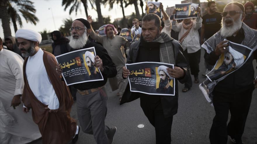 Manifestantes bareiníes denuncian la ejecución del clérigo chií el sheij Nimr Baqer Al-Nimr por el régimen saudí.