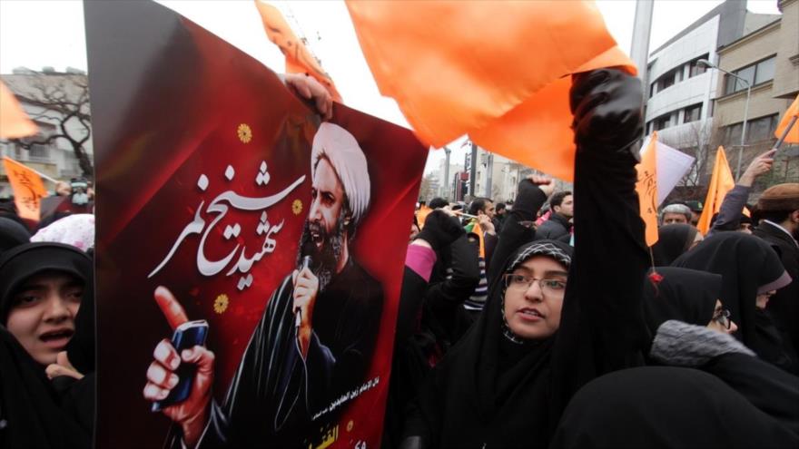 Manifestantes iraníes en la santa ciudad de Mashad, noreste, condenan la ejecución del sheij Nimr Baqer al-Nimr por Arabia Saudí, 3 de enero de 2016.