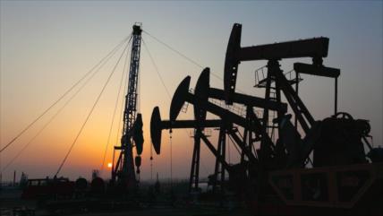 Grandes petroleras mantendrán sus recortes en inversiones en 2016