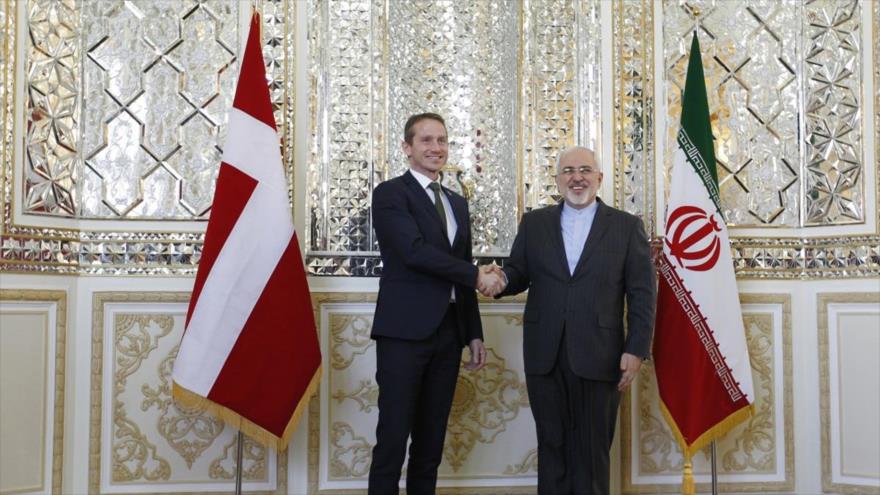 El canciller iraní, Mohamad Yavad Zarif (derecha), se reúne con su homólogo danés, Kristian Jensen, en Teherán, la capital persa, 4 de enero de 2016.