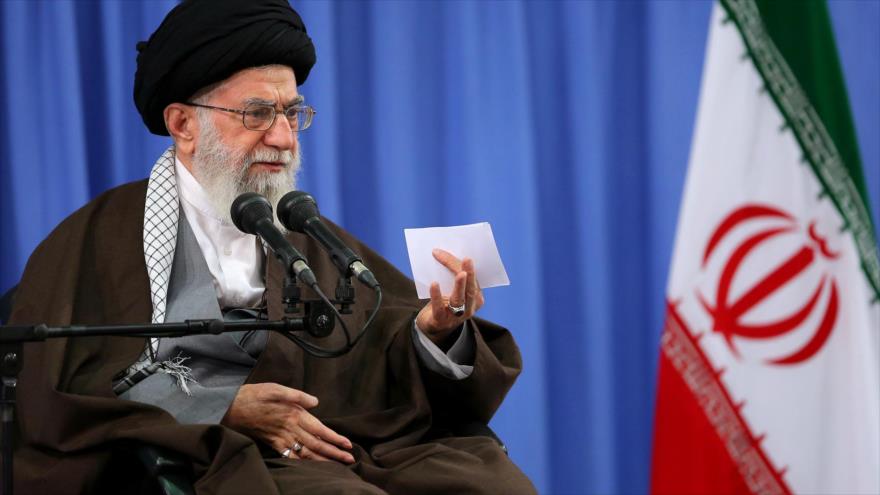 El Líder de la Revolución Islámica de Irán, el ayatolá Seyed Ali Jamenei, ofrece un discurso ante los imames del rezo colectivo del viernes de todo el país, 4 de enero de 2016.