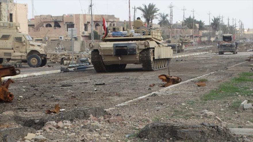 Blindados del Ejército iraquí circulan en las calles de la ciudad de Ramadi (centro).