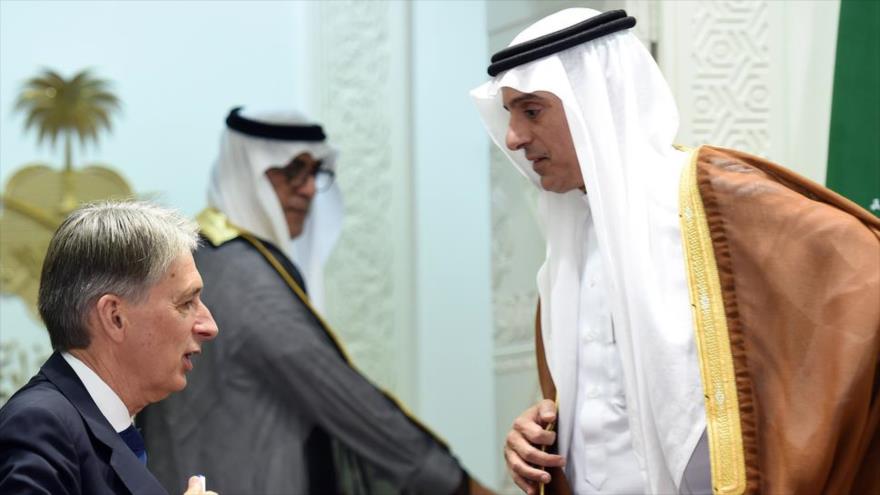 El canciller británico, Philip Hammond (iza.), junto con su homólogo saudí Adel al-Yubeir.