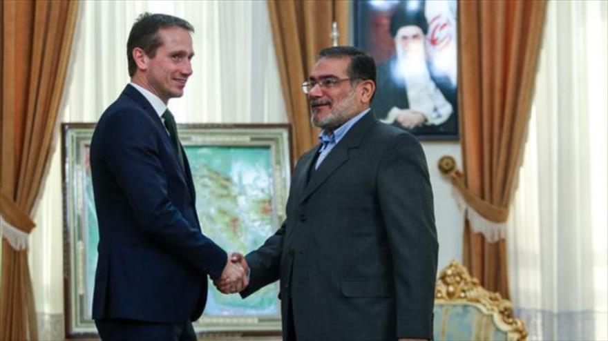 El secretario del Consejo Supremo de Seguridad Nacional de Irán, Ali Shamjani (dcha.), se reúne con el canciller de Dinamarca, Kristian Jensen, en Teherán, capital iraní, 4 de enero de 2016.