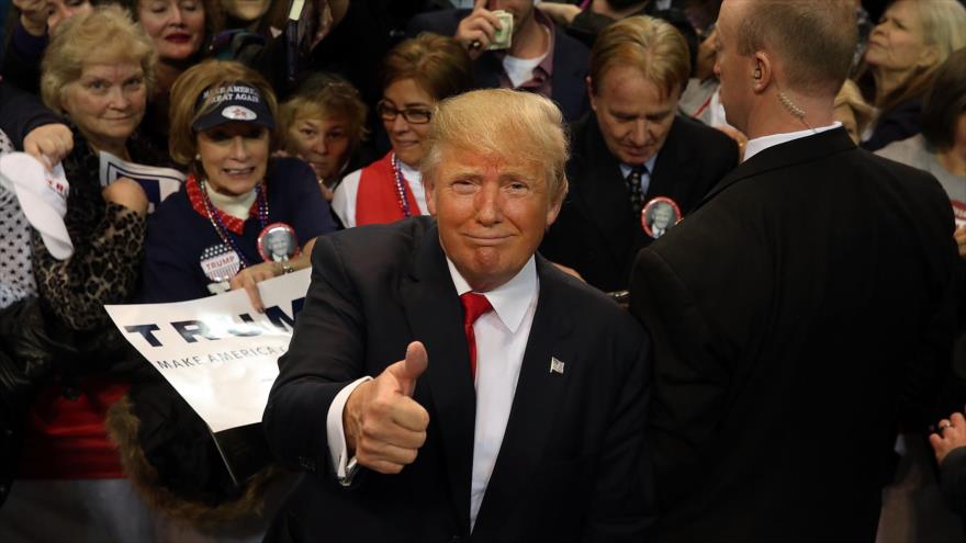 El magnate y aspirante a la Presidencia de los Estados Unidos, Donald Trump, tras ofrecer un discurso en el Coliseo y Centro de Convenciones de la Costa de Mississippi (sur). 2 de enero de 2016.