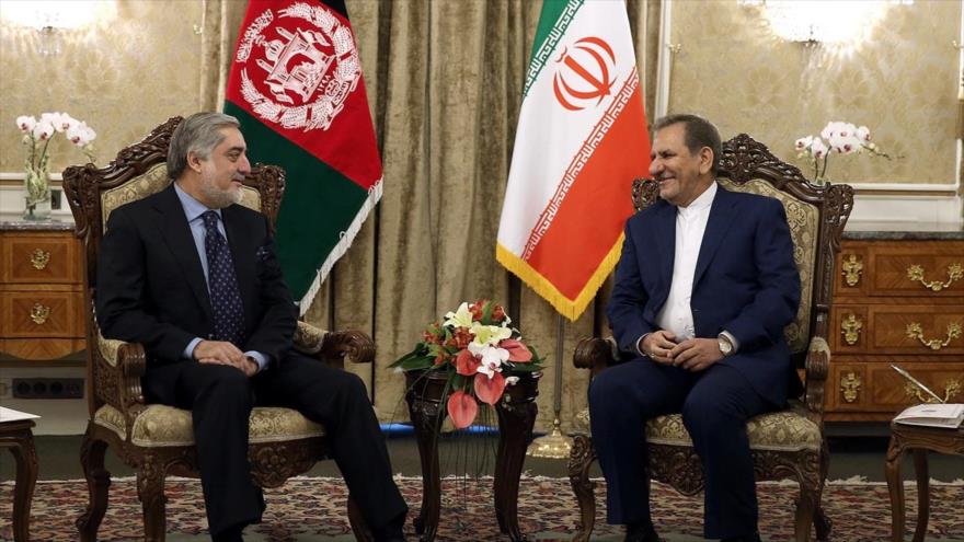 El vicepresidente iraní, Eshaq Yahanguiri (dcha.), se reúne con el presidente Ejecutivo de Afganistán, Abdolá Abdolá, en Teherán, capital iraní, 4 de enero de 2016.