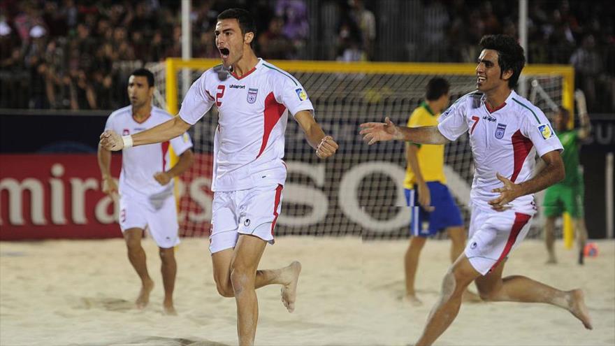 El jugador iraní Amir Akbari (n.2) celebra su gol en un partido celebrado ante Brasil, en la Copa Mundial de Fútbol Playa 2013 en Tahití.