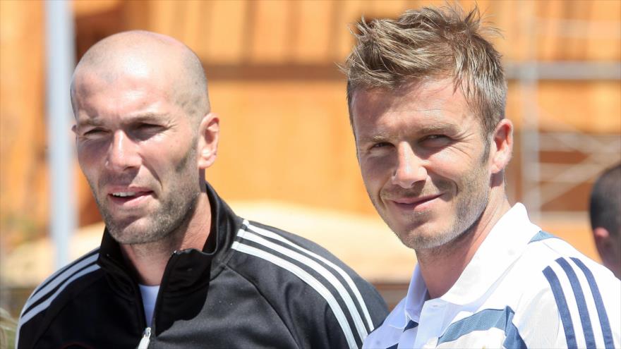 Las exestrellas del Real Madrid Zinedine Zidane (izda.) y David Beckham.