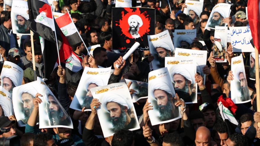 Manifestantes iraquíes denuncian la ejecución del clérigo saudí sheij Nimr Baqer Al-Nimr.