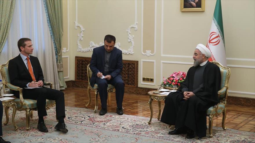 El presidente de Irán, Hasan Rohani (dcha.), se reúne con el ministro de Exteriores de Dinamarca, Kristian Jensen (izda.), en la capital iraní, Teherán. 5 de enero de 2015