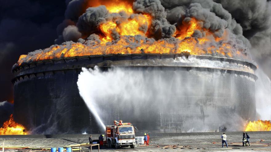 Incendio de un tanque de almacenamiento de crudo en el puerto petrolero de Al-Sider, este de Libia.