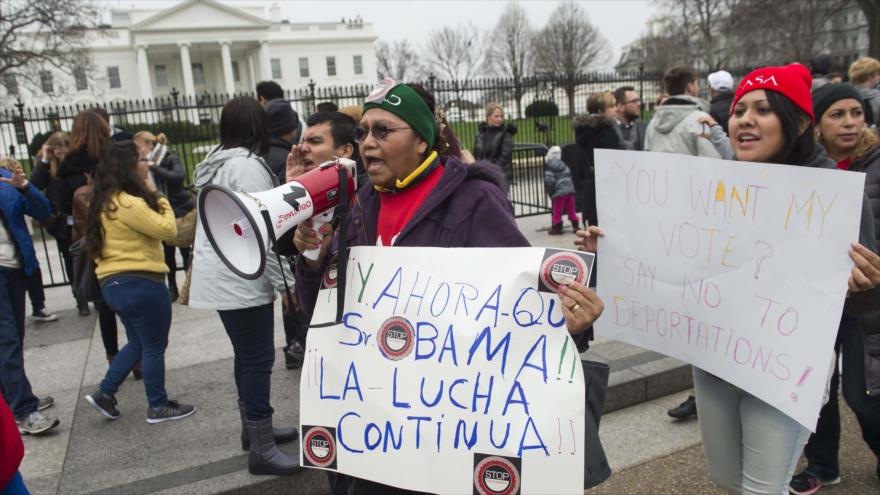 Migrantes, refugiados y activistas se congregan frente a la Casa Blanca en protesta contra las políticas de deportación de la Administración de Barack Obama, 30 de diciembre de 2015.