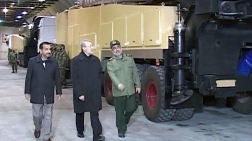 El presidente del Parlamento iraní (Mayles), Ali Lariyani (centro), visita una base subterránea de misiles a una profundidad de 500 metros, 5 de enero de 2016.