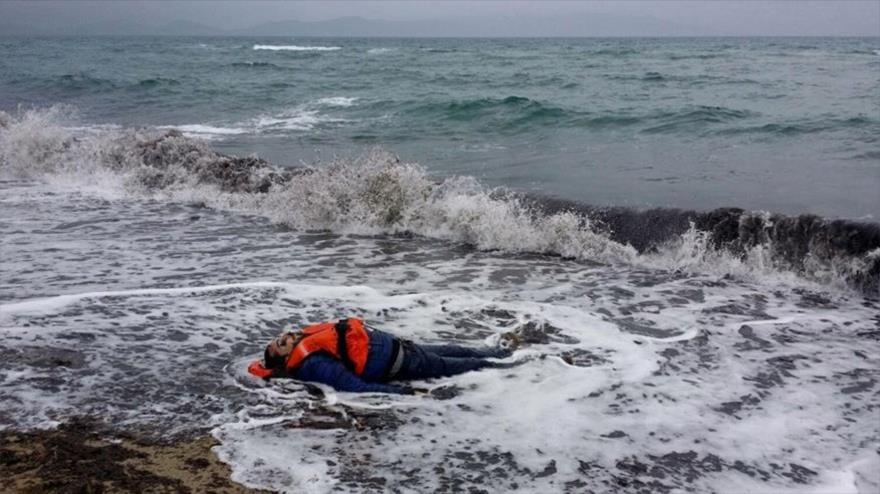El cuerpo sin vida de uno de los refugiados en las costas turcas, 5 de enero de 2016