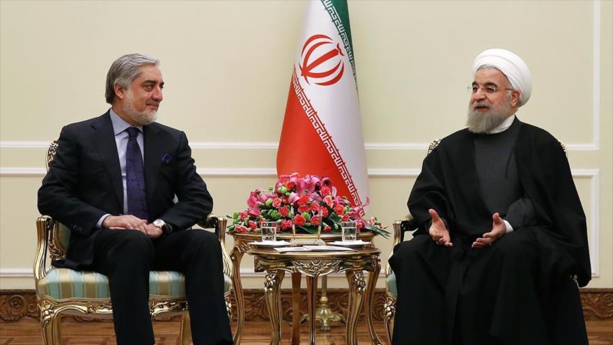 El presidente de Irán, Hasan Rohani, recibe al presidente Ejecutivo de Afganistán, Abdolá Abdolá, en Teherán, capital iraní, 5 de enero de 2016.