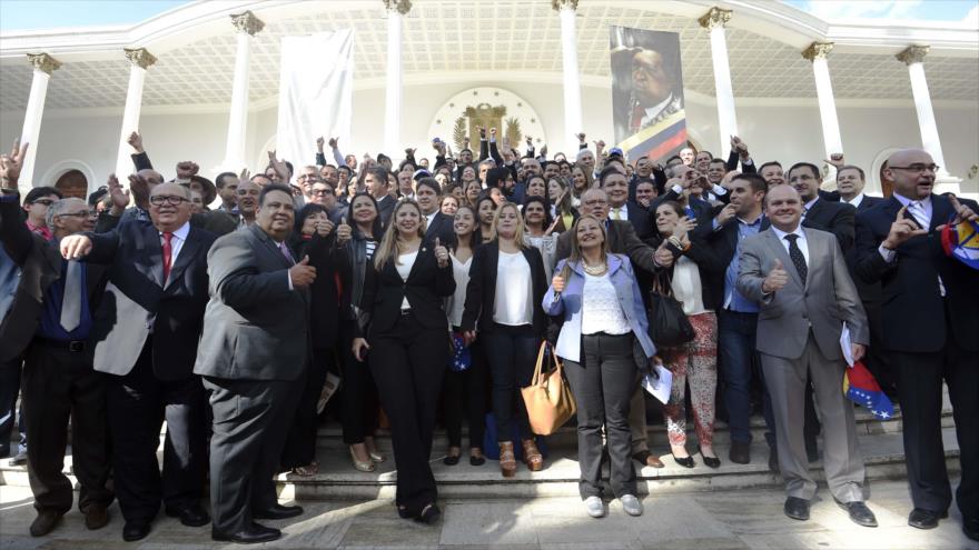 Diputados opositores se congregan frente a la Asamblea Nacional de Venezuela tras la juramentación. 5 de enero de 2016