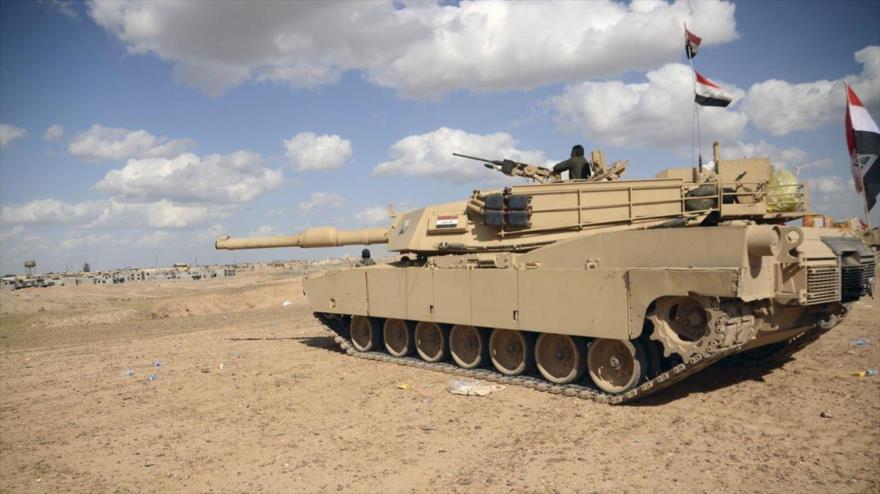 Un tanque del Ejército iraquí desplegado en una localidad en la provincia occidental de Al-Anbar.