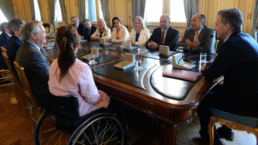 Mauricio Macri, presidente de Argentina, en una reunión con senadores de diversas fuerzas políticas.