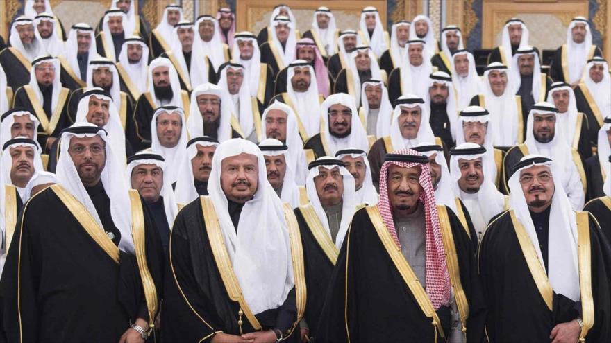 El rey saudí, Salman bin Abdulaziz Al Saud (segundo por la drech.), junto a miembros del Consejo de la Shura (Parlamento saudí) en Riad, capital del país, enero de 2016.