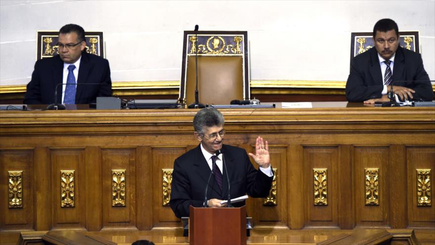 El nuevo presidente del Parlamento venezolano, Henry Ramos Allup (centro), flanqueado por el primer vicepresidente Enrique Márquez (izda.) y el segundo vicepresidente Simón Calzadilla (dcha.), pronuncia su discurso en la ceremonia de asunción del cargo en Caracas (capital), 05 de enero 2016.