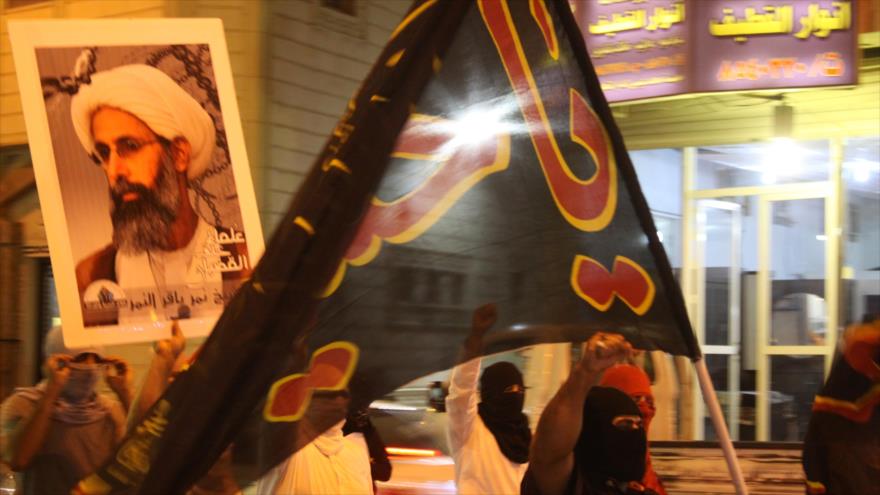 Saudíes en la ciudad de Al-Qatif marchan en demanda de la liberación del sheij Nimr Baqer al-Nimr, 14 de mayo de 2015.