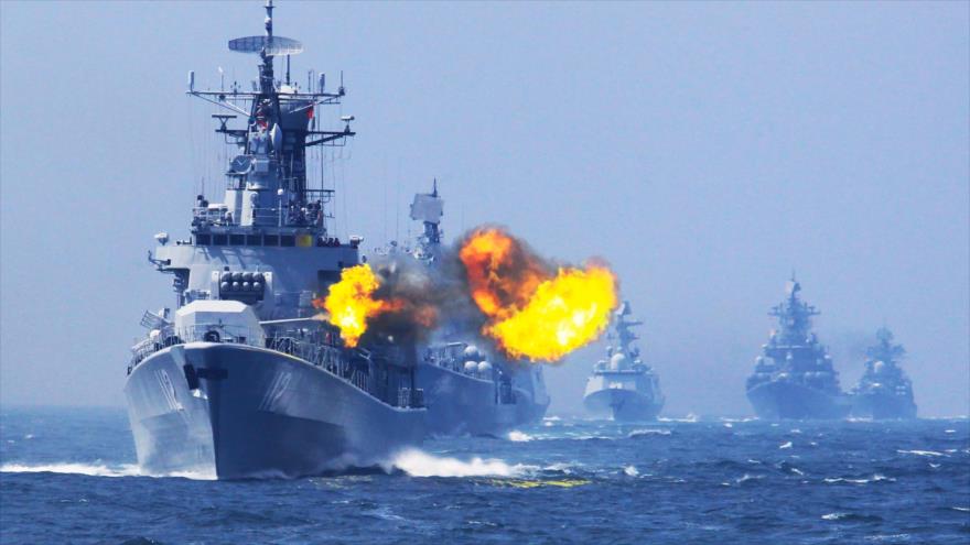 El destructor chino Harbin dispara durante una maniobra marítima conjunta con Rusia en el mar de China Meridional en 2014. 
