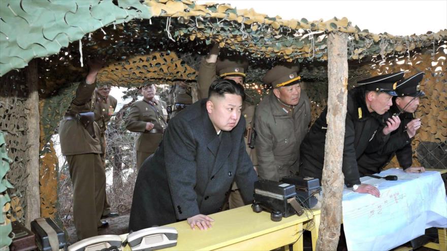 La foto difundida en 2013 por la Agencia estatal de Corea del Norte (KCNA) muestra el líder norcoreano, Kim Jong-Un, observando un concurso de tiro de las unidades de artillería del Ejército del país.
