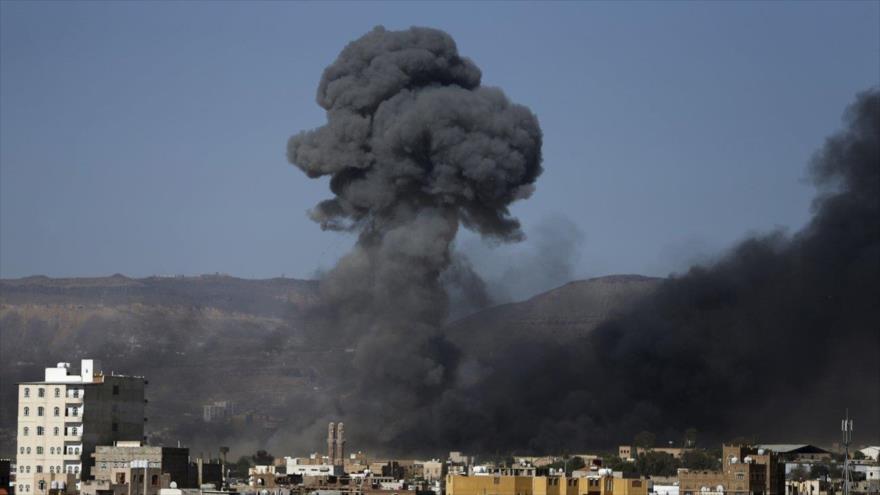 Humo generado por bombardeos saudíes en Saná, capital de Yemen.